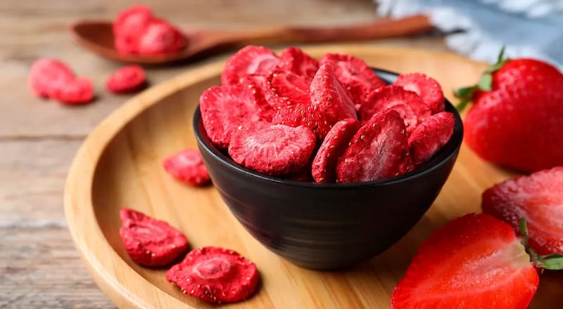 میوه خشک توت فرنگی پفکی مناسب فروش عمده